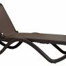 Шезлонг-лежак пластиковый со столиком Omega Pop кофе Шезлонг-лежак пластиковый со столиком Omega Pop кофе